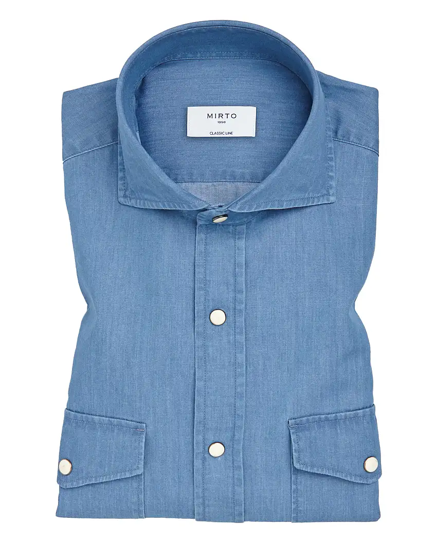 Camisa denim azul claro bolsillos con tapeta