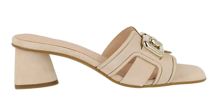 Mules de ante color beige con adorno metálico