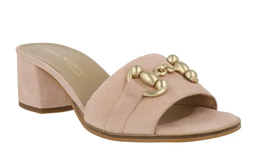Mules de ante con adorno metálico dorado en la pala