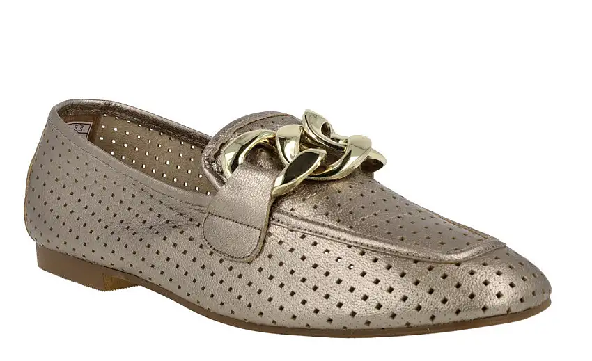 Mocasines de piel con calados y adorno de cadena