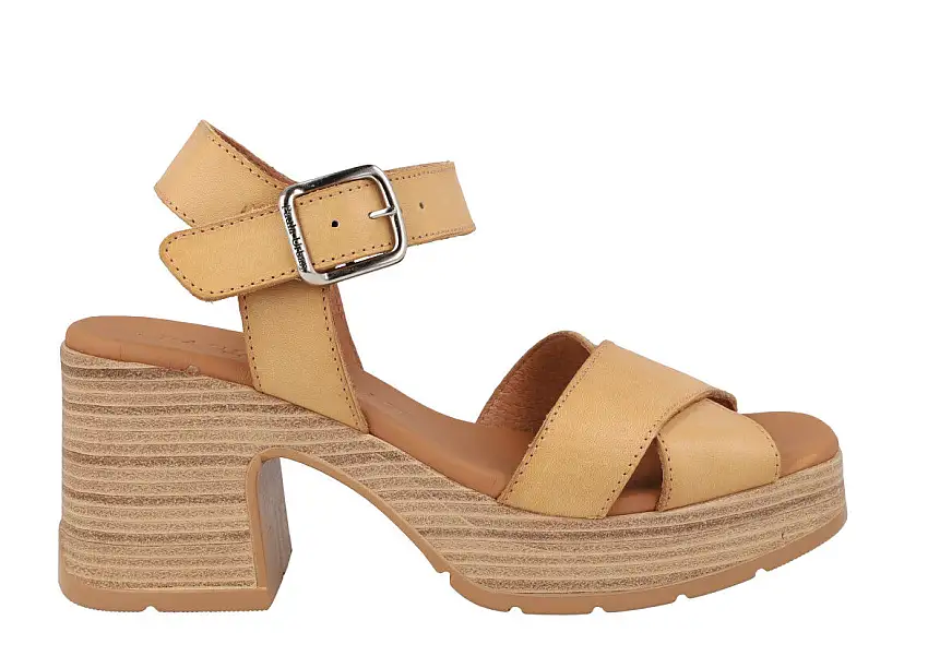 Sandalias de tiras cruzadas y pulsera al tobillo