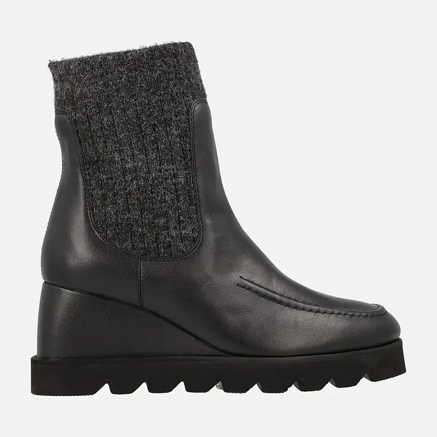 Botines Leysa en piel negra con caña de lana