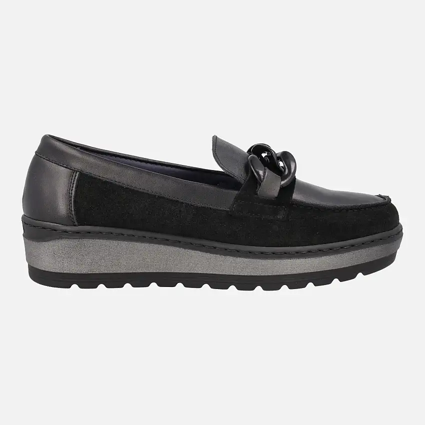 Mocasines negros en combinado de piel y serraje con adorno de cadena