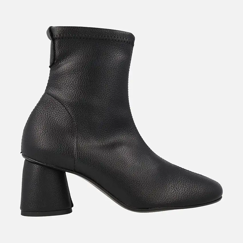Botines elásticos textura piel con horma redonda y tacón