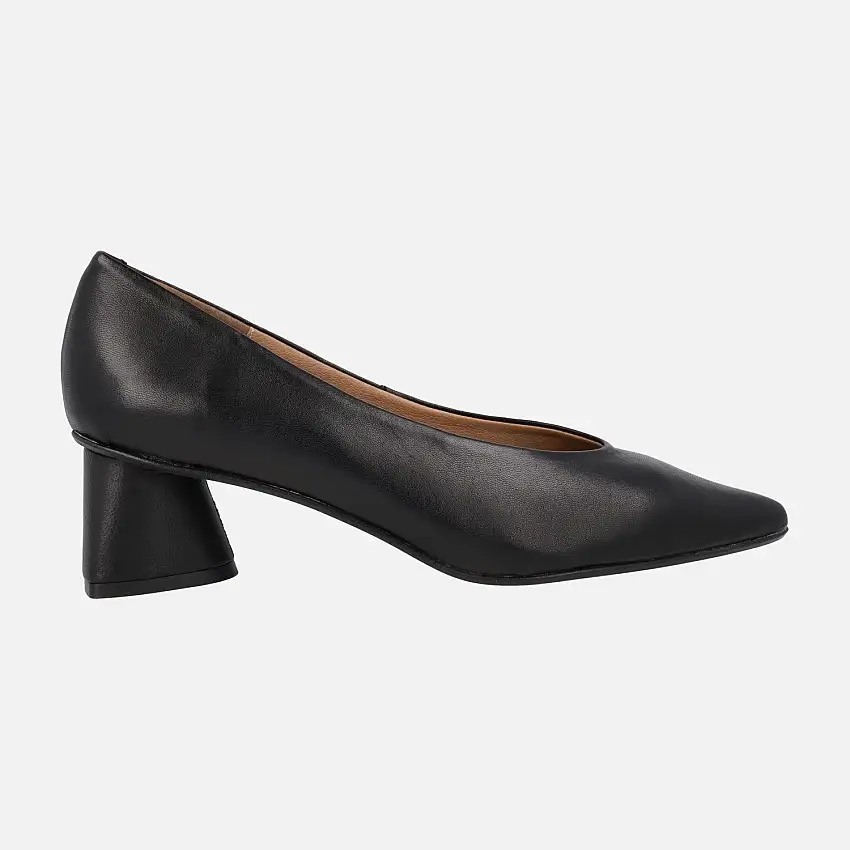 Zapatos negros de piel corte salón con tacón geométrico
