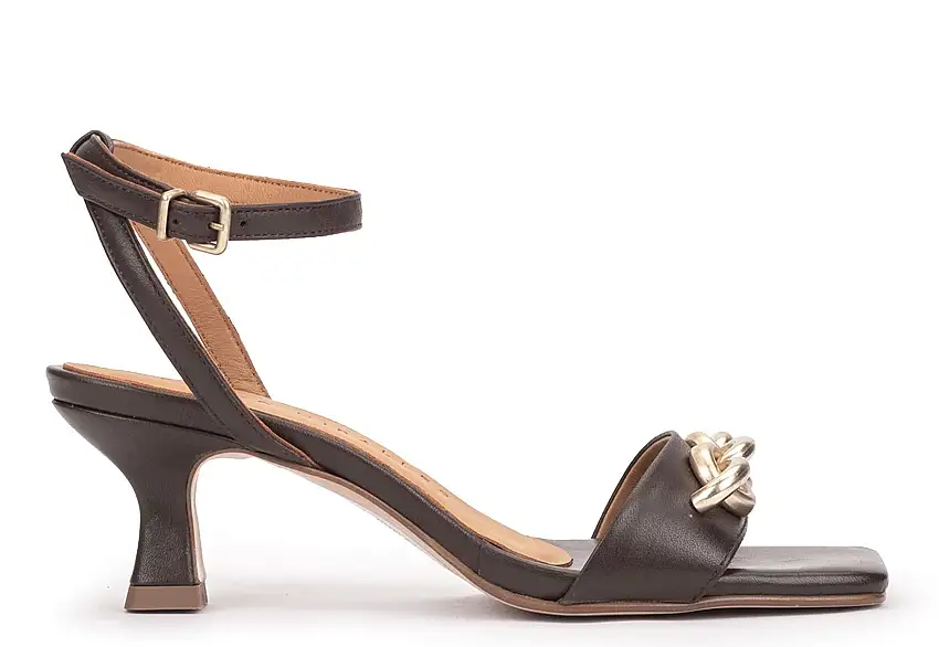 Sandalias de piel con adorno metálico y pulsera al tobillo