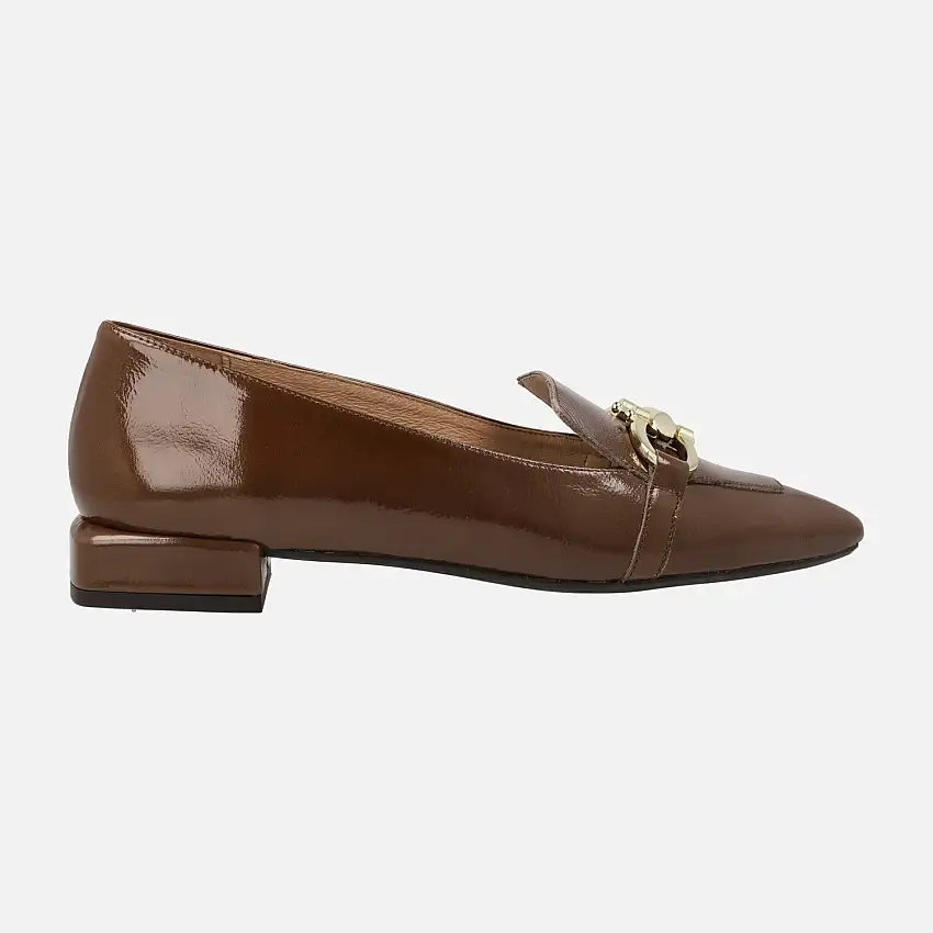 Mocasines de Charol con adorno metálico y copete