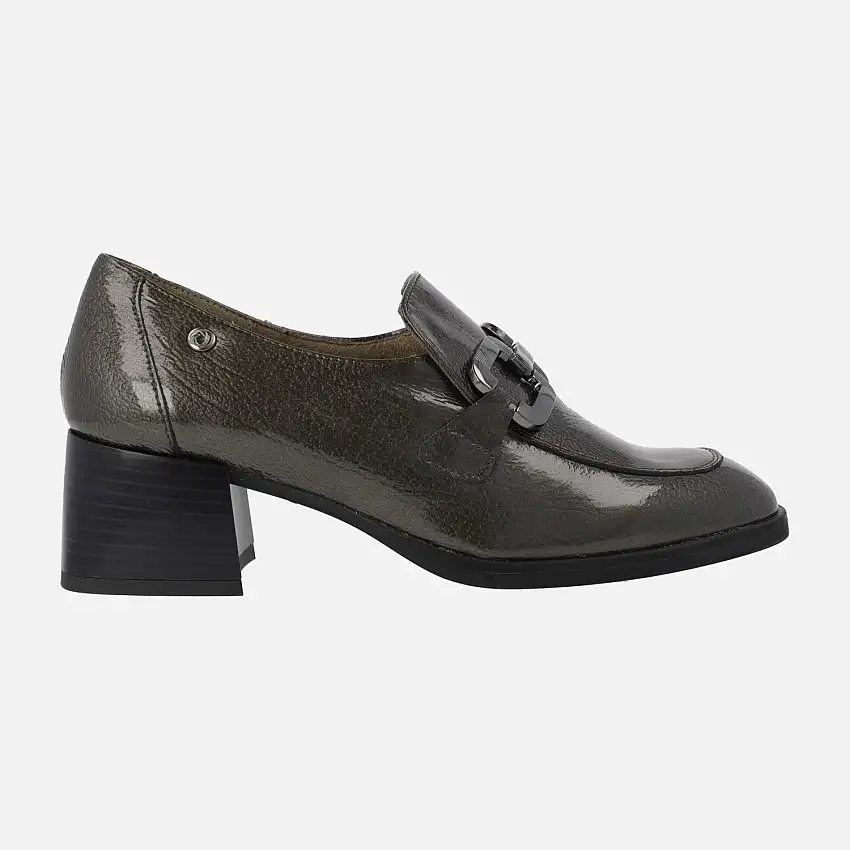 Mocasines de charol para mujer con adorno metálico