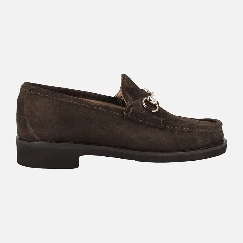 Mocasines de ante marrón con adorno metálico