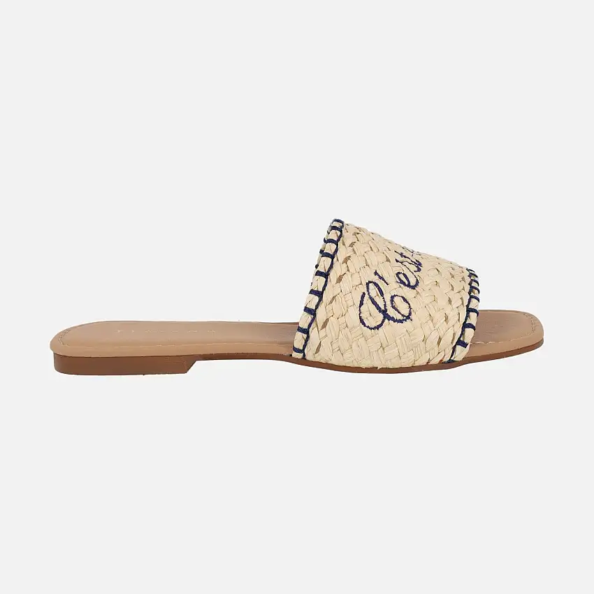 Sandalias palas en trenzado beige con mensaje C'est la vie