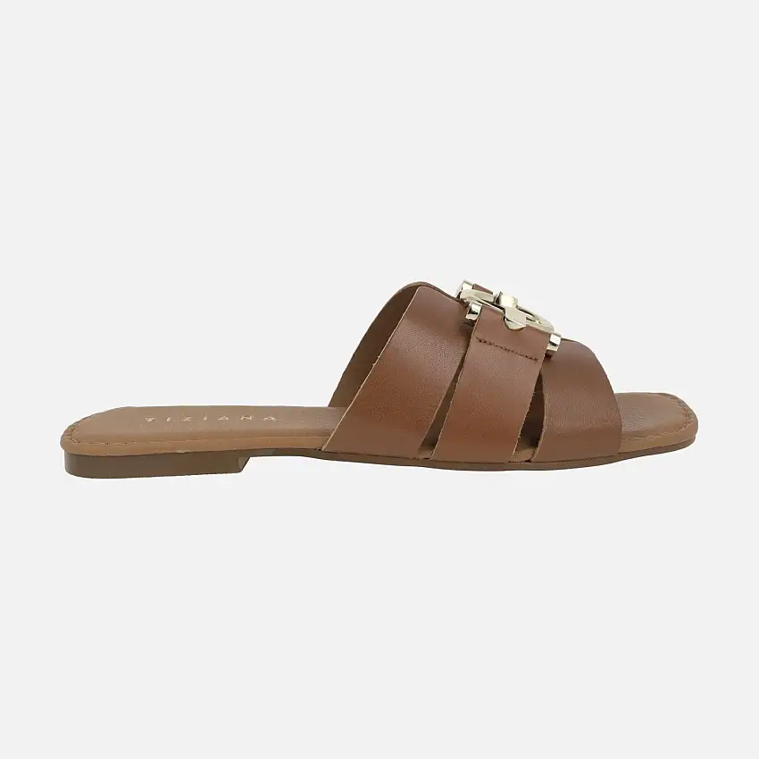 Sandalias planas de piel con adorno metálico dorado