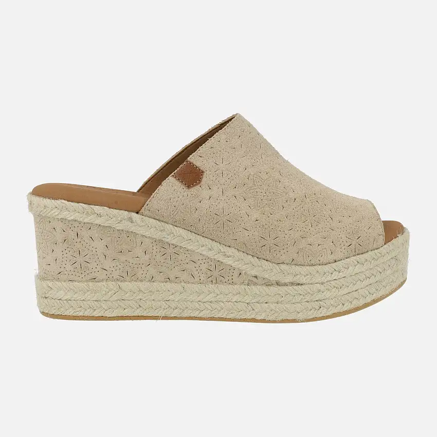 Zuecos Arenita grabado en serraje beige con detalle de picados y cuña alta