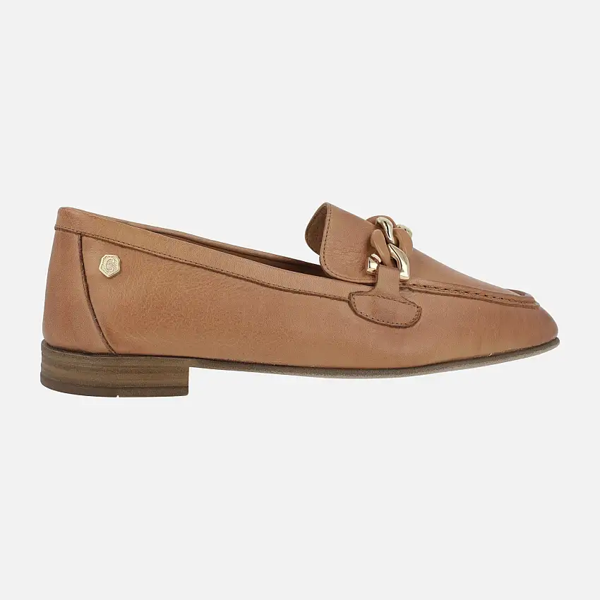 Mocasines de piel color camel con adorno de cadena