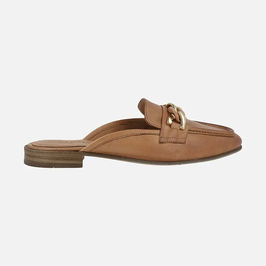 Zuecos estilo mocasin en piel camel con adorno de cadena