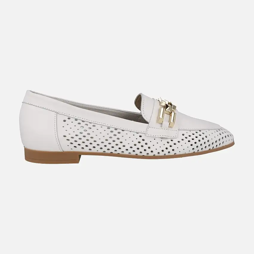Mocasines blancos de piel troquelados con adorno metálico