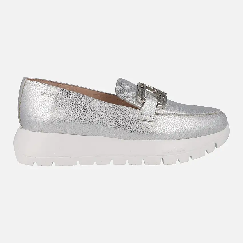 Mocasines Sidney en piel metalizada con adorno metálico