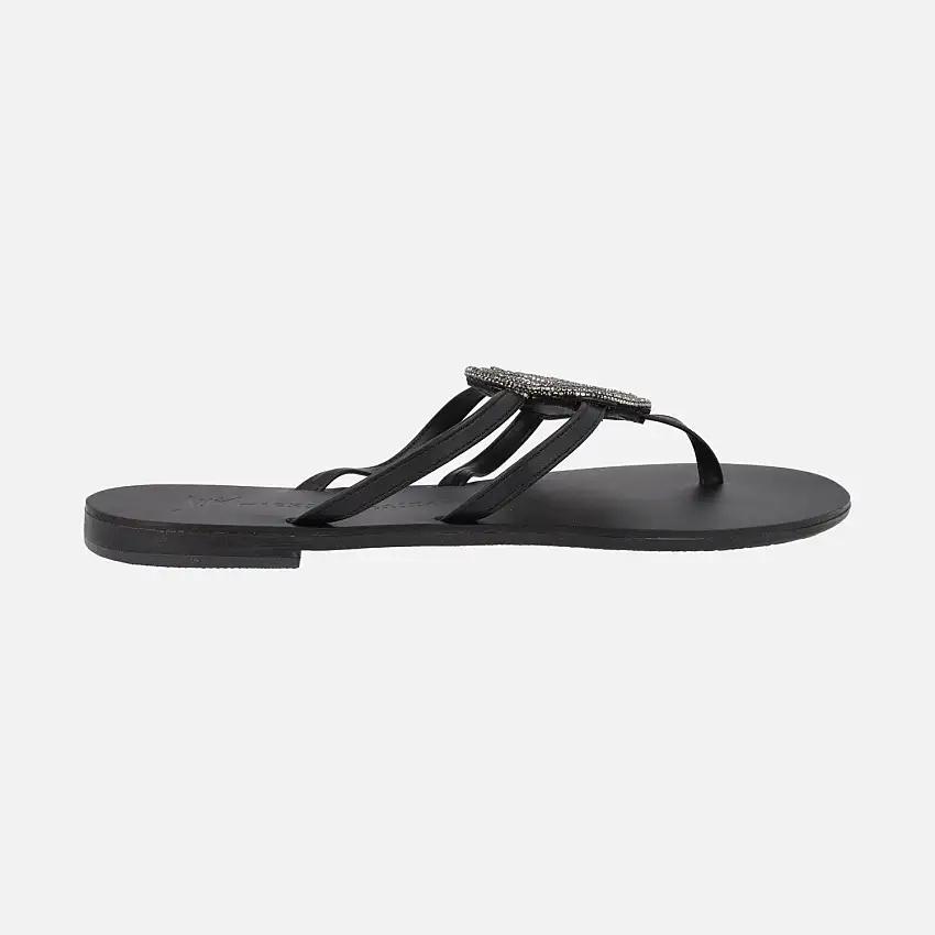 Sandalias planas negras con adorno de strass