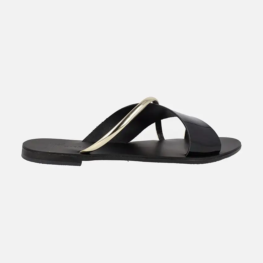 Sandalias planas en combinado negro y oro