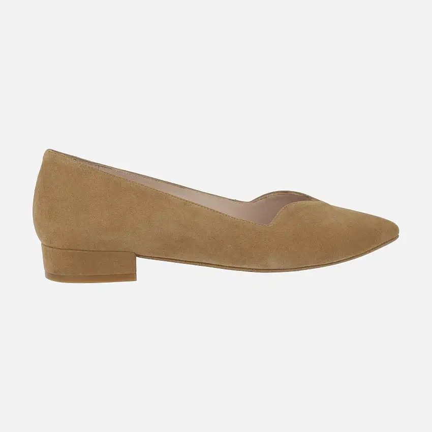 ZAPATOS DE ANTE CAMEL CON TACÓN BAJO Y ESCOTE PICO BREDA