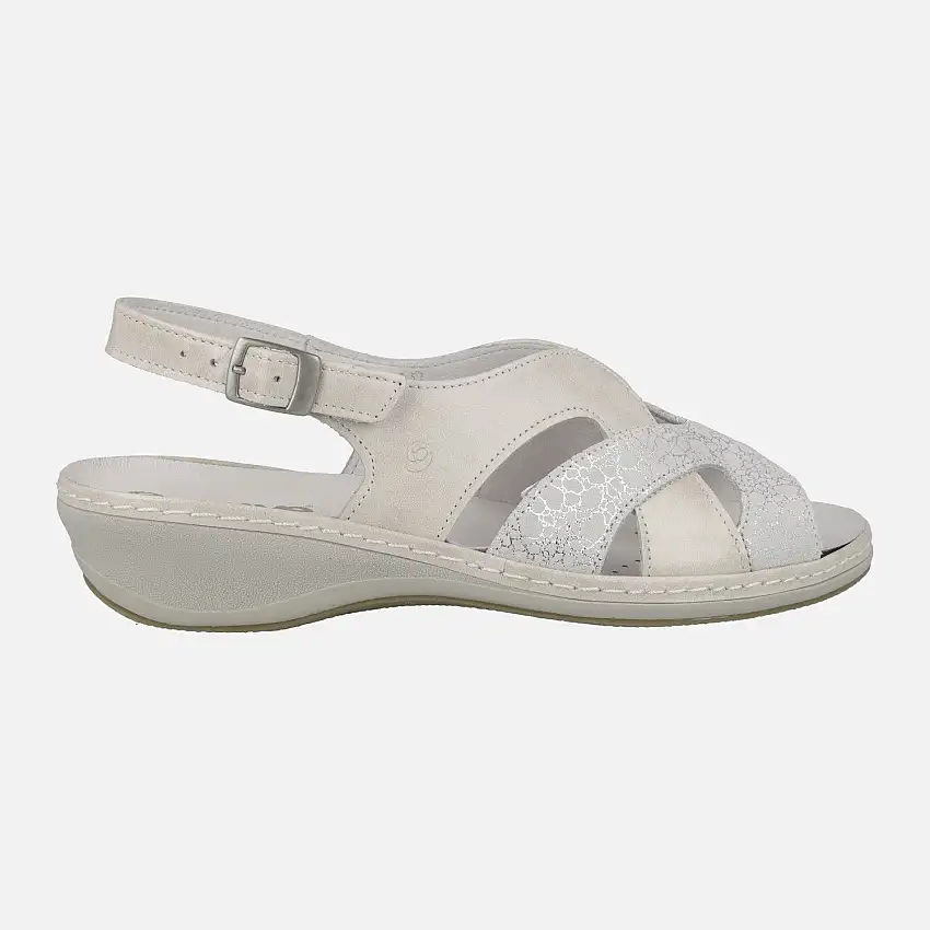 Sandalias en combinado nacarado blanco con tira de hebilla al talón