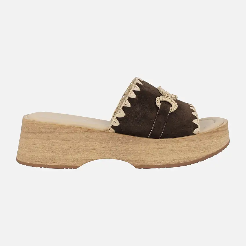 Zuecos Graciela en marrón con adorno en rafia beige