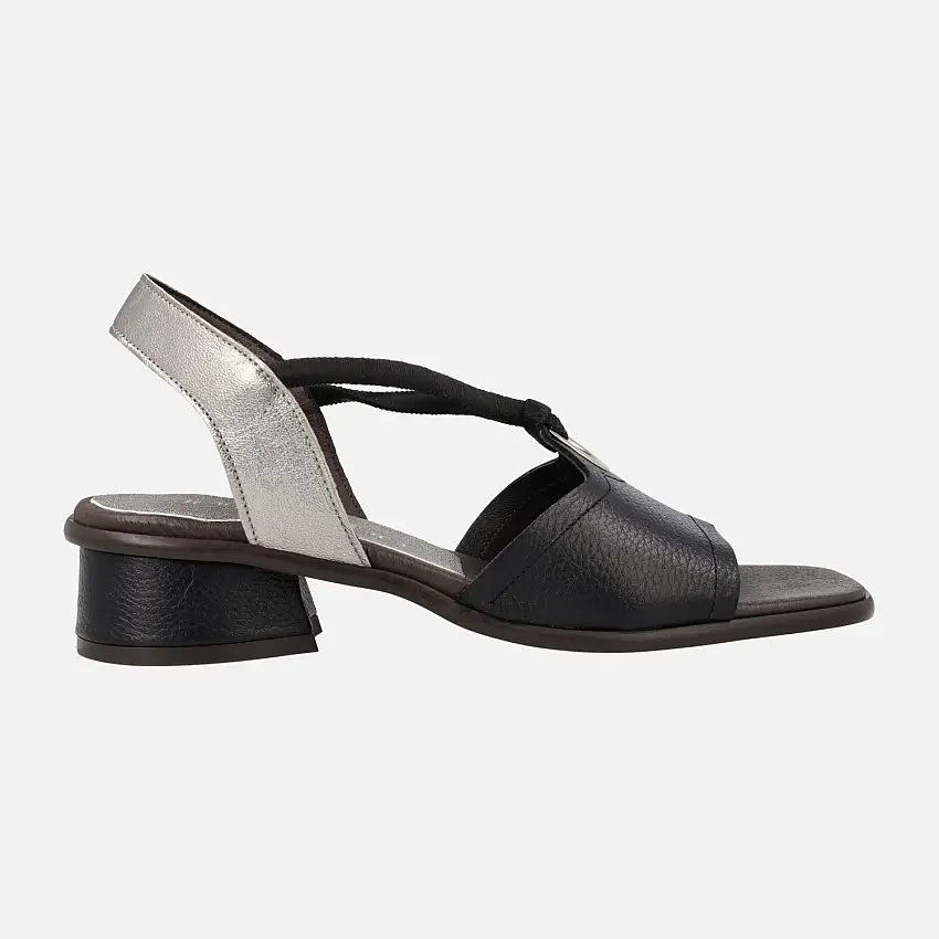 Sandalias negras de piel con talonera plata y elásticos