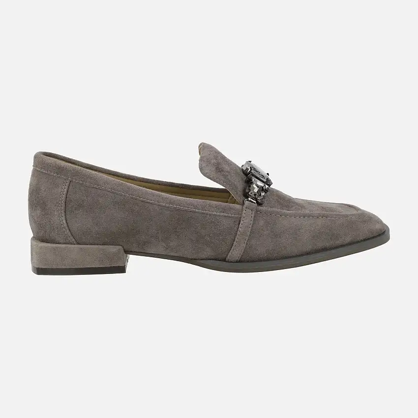 Mocasines en serraje gris con adorno de pedrería