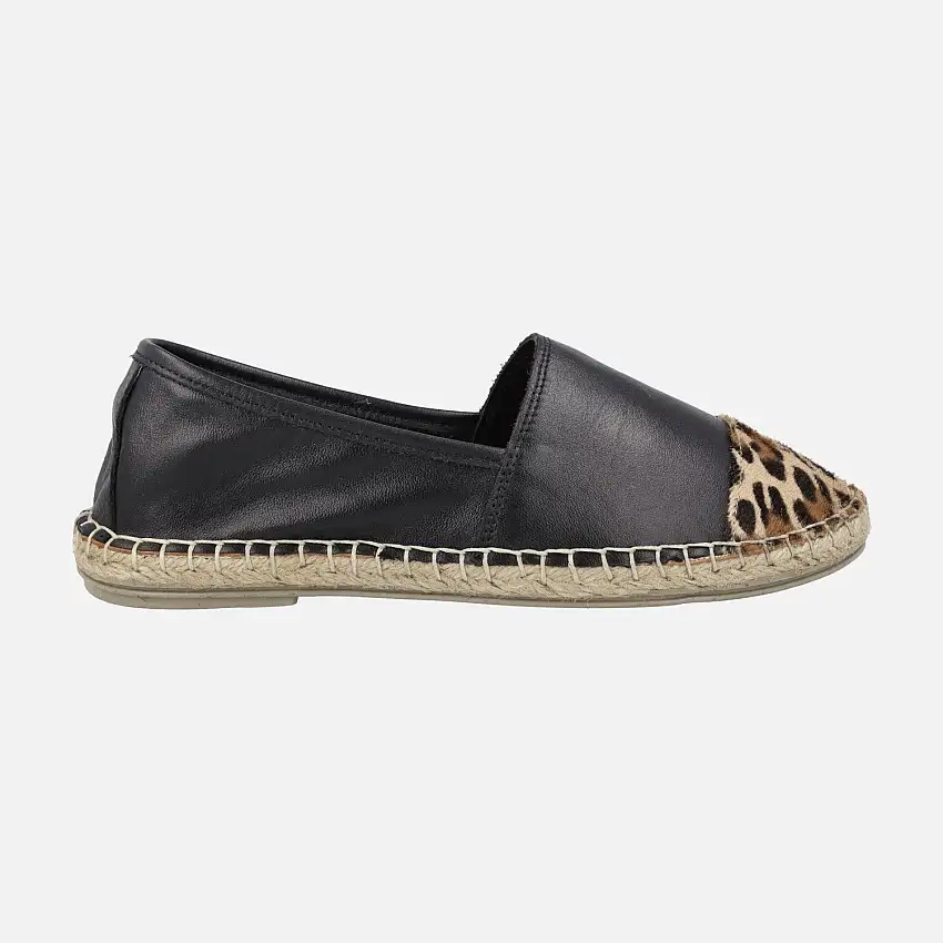 Zapatillas de esparto en piel negra con puntera en print leopardo