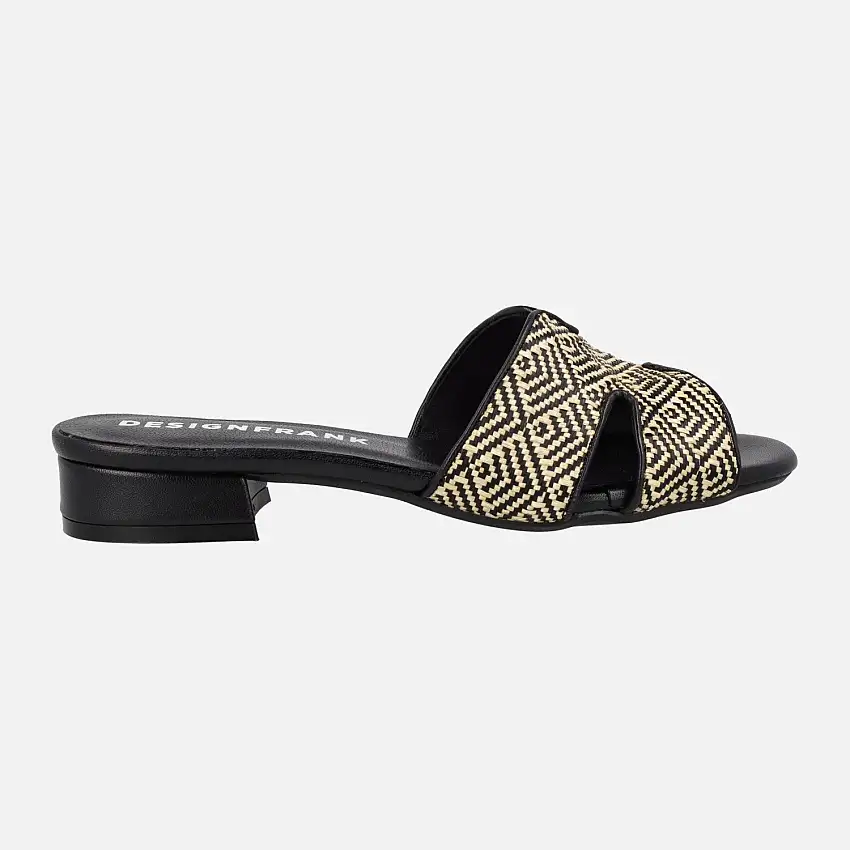 Sandalias pala en rafia beige y negra con tacones bajos