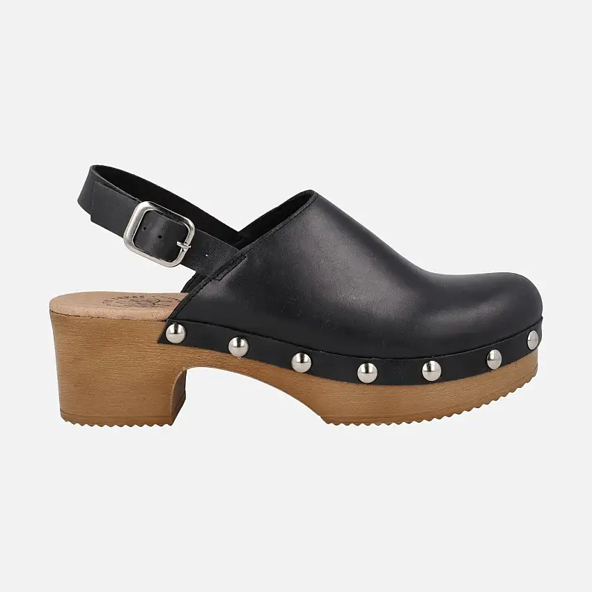Zuecos de piel con tira ajustable al talón y tachas