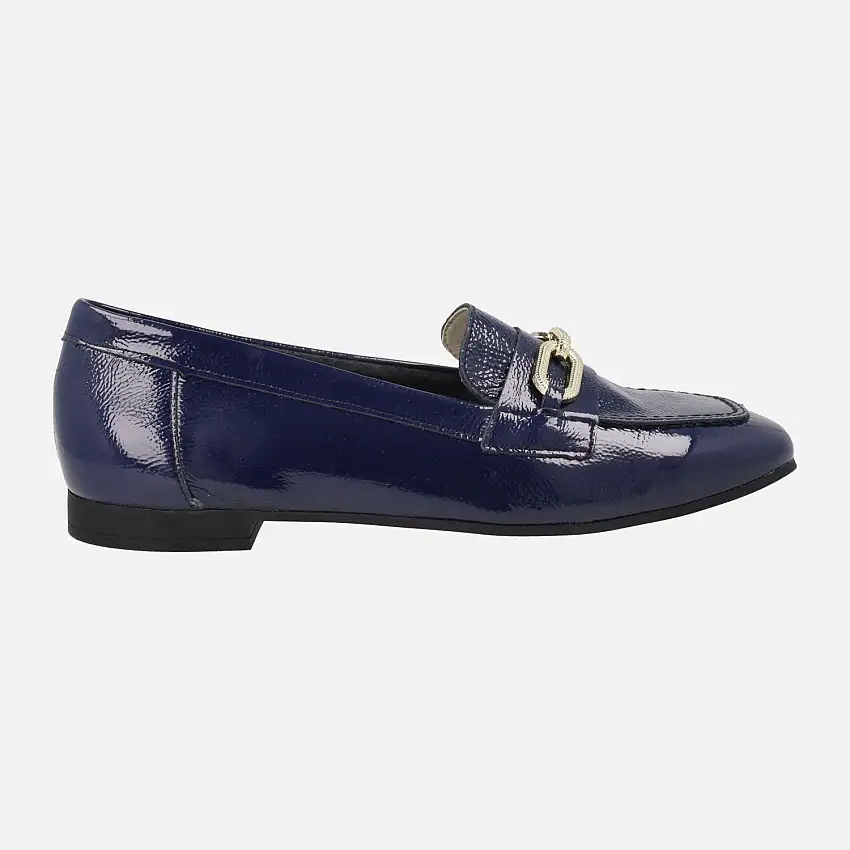 Mocasines planos de charol con adorno de cadena dorada