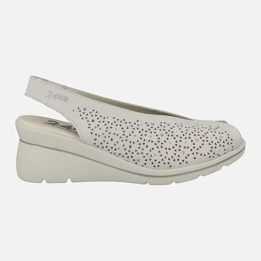 Sandalias abiertas de puntera y talón con picados y strass