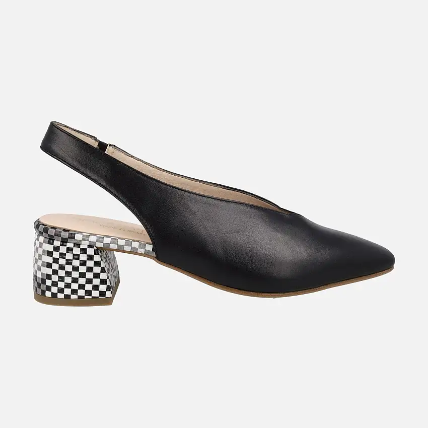 Zapatos corte salón destalonados en piel con tacones a cuadros