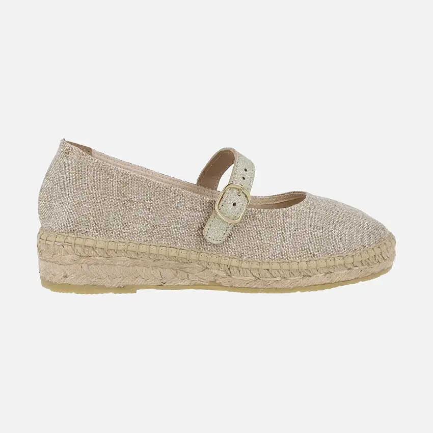 Mercedes en tejido beige con pulsera dorada y piso de esparto
