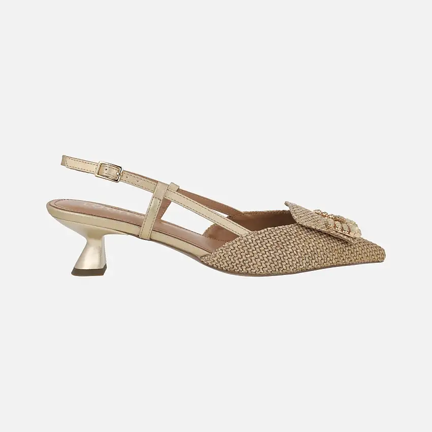 Zapatos corte salón destalonados en acabado rafia