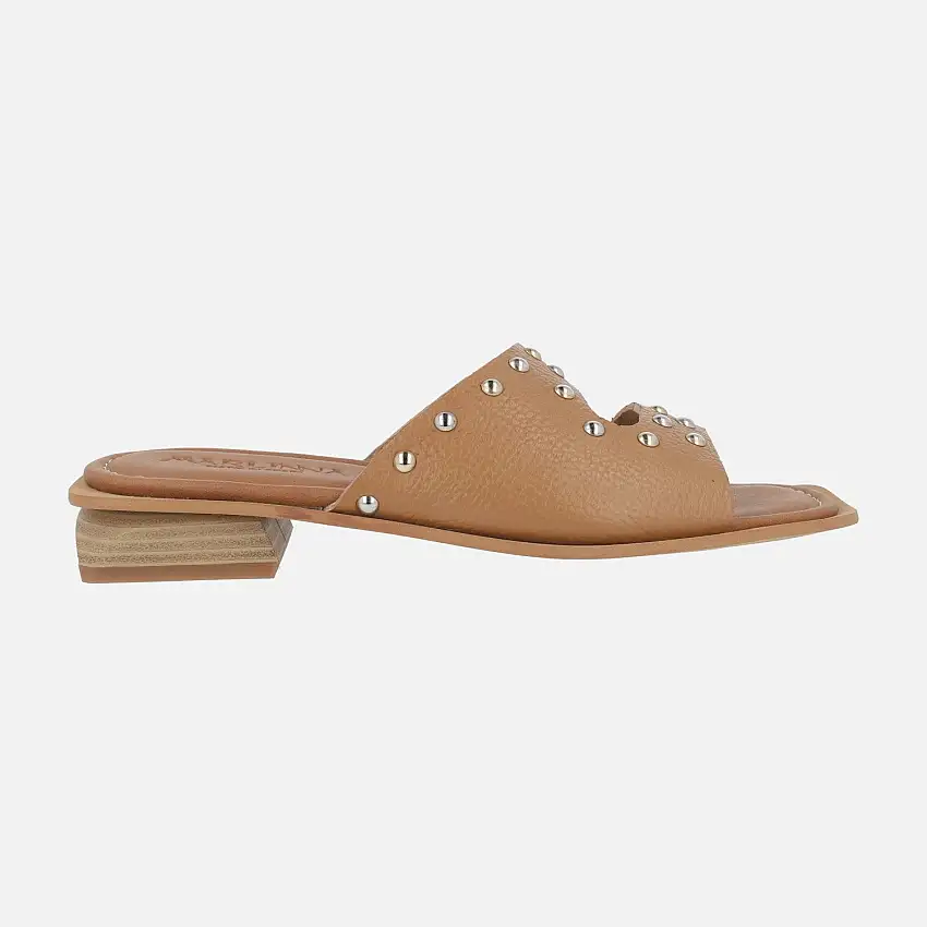 Sandalias de piel grabada con tachas metálicas