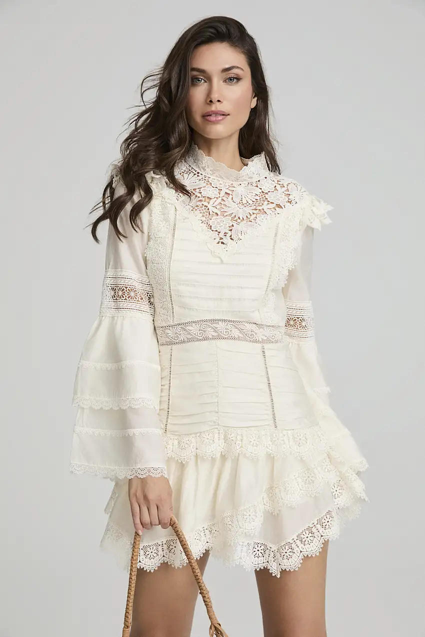 Vestido Corto Flor de Invierno Beis