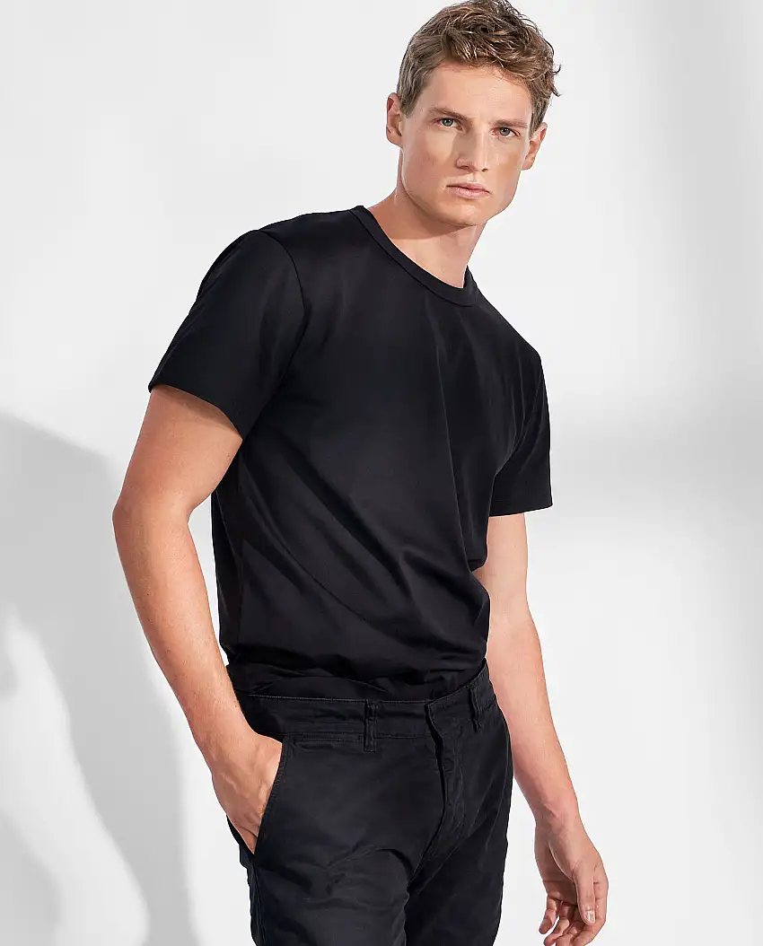 Camiseta cuello caja algodón pima negro