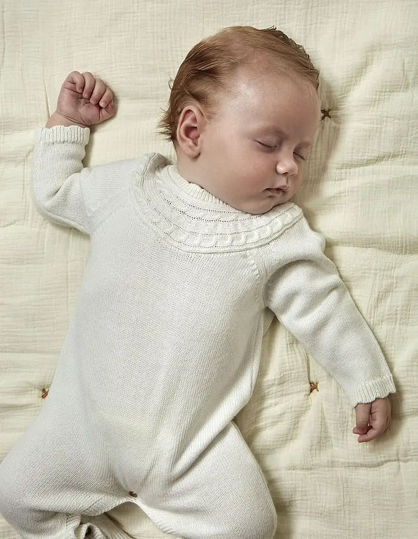 Pelele con lana de ochos y cuello ondas blanco