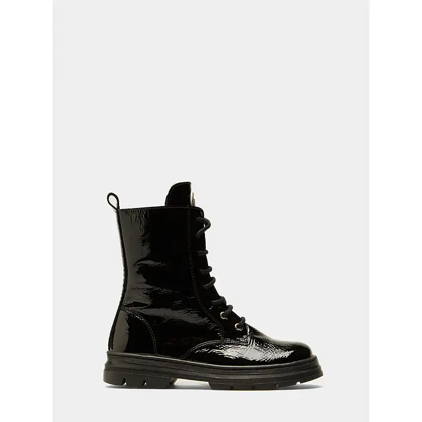 Botas de charol con cordones