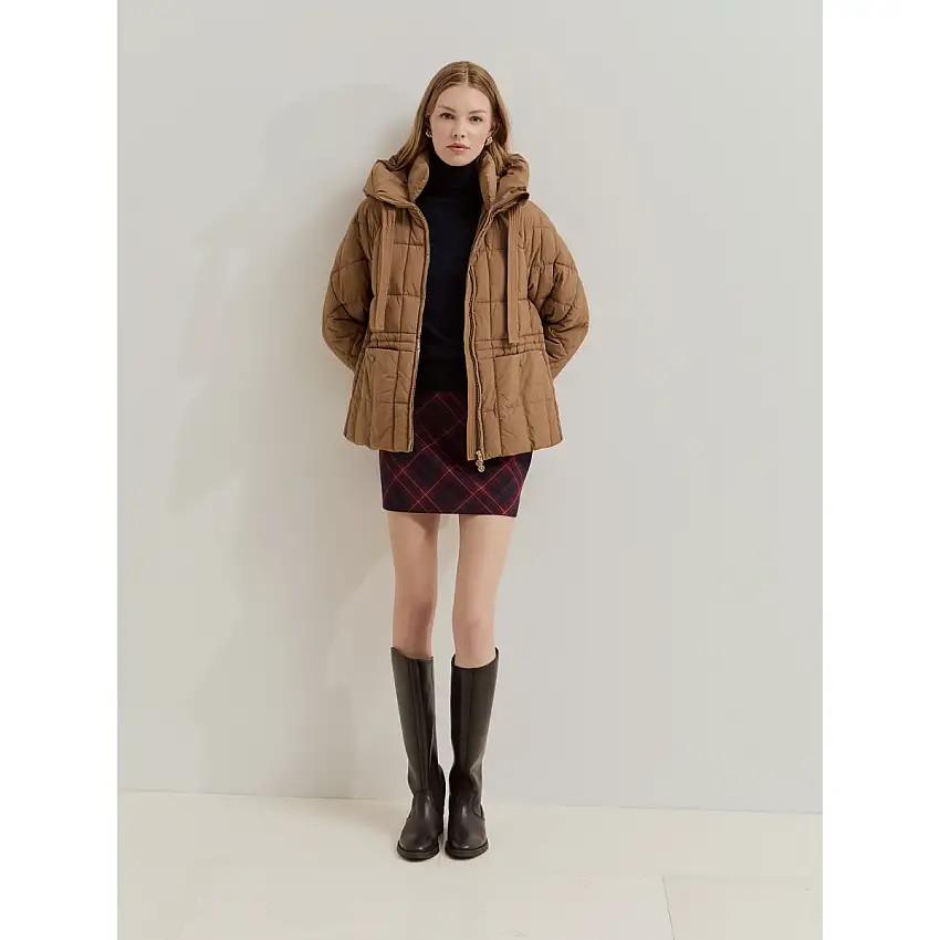 Chaqueta corta acolchada con capucha ajustable