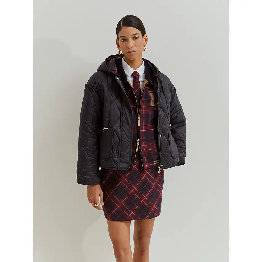 Chaqueta corta acolchada con capucha