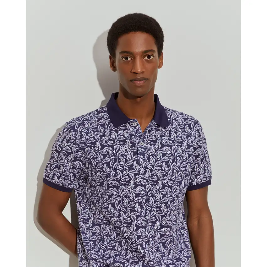 Polo con estampado de hojas