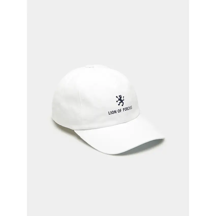 Gorra con visera curva y marca en la parte delantera