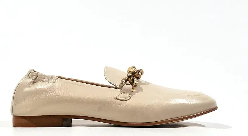 Mocasines con cadena dorada para mujer