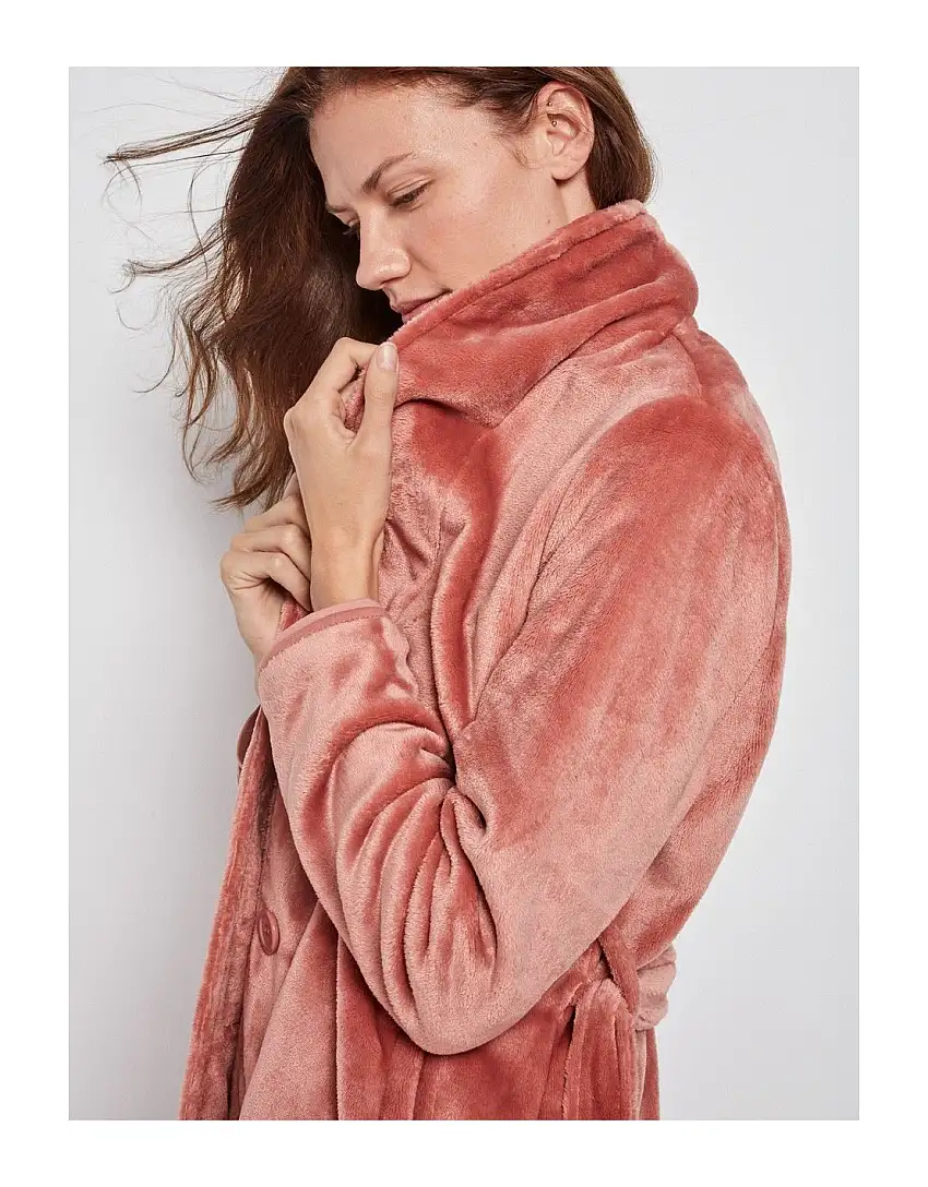 Bata larga rosa con tejido polar de Gisela