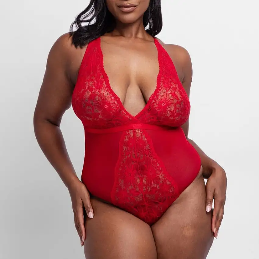 Body lencero super escotado de encaje, jemma de dorina.