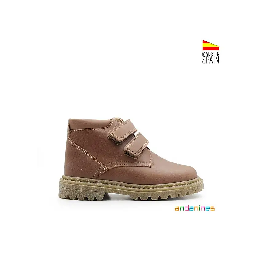 Bota marrón de velcros y piel