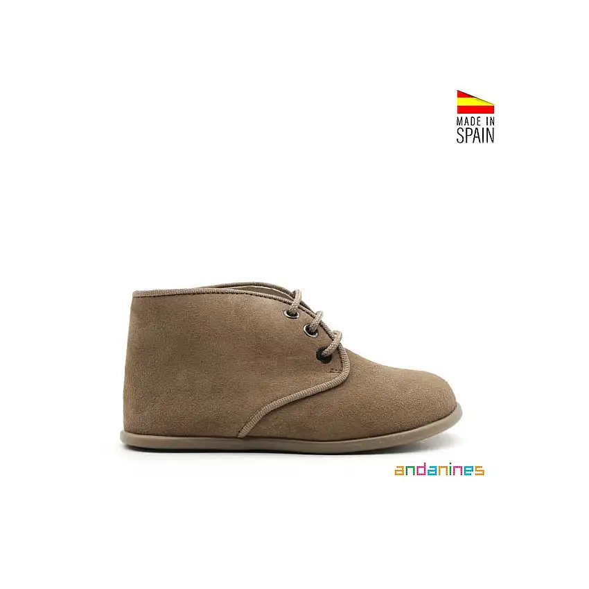 Botín marrón pisacacas cordones