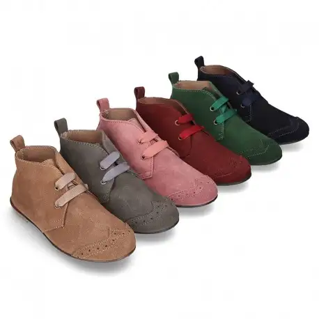 Botín tipo BLUCHER con picados y lazos en piel serraje.